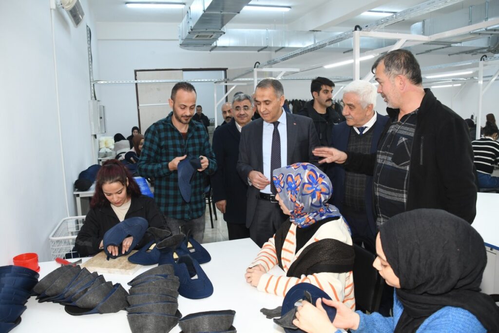 Vali Çuhadar, ayakkabı atölyesini gezdi