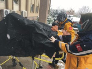 Kar temizlerken düşen besici yaralandı