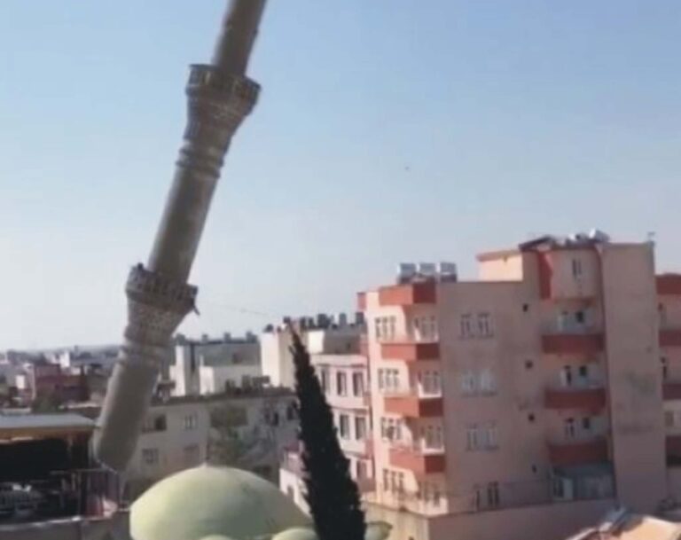 Kahta’da depremde hasar gören cami minareleri yıkılıyor