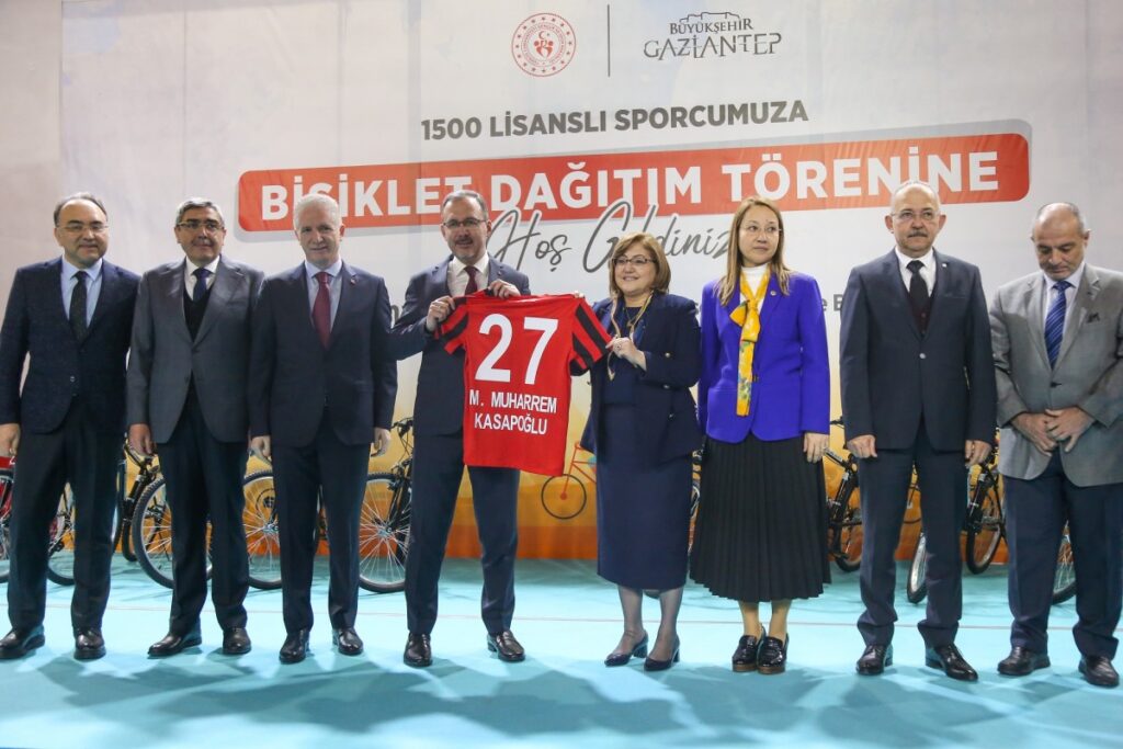 Bakan Kasapoğlu, bin 500 lisanslı sporcuya bisiklet dağıtım törenine katıldı