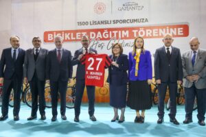Bakan Kasapoğlu, bin 500 lisanslı sporcuya bisiklet dağıtım törenine katıldı