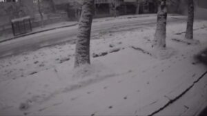 Depremde yolun yarılma anı güvenlik kamerasına yansıdı