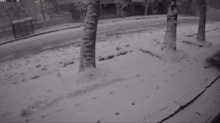 Depremde yolun yarılma anı güvenlik kamerasına yansıdı