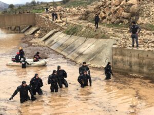 Bataklıkta polislerin zorlu görevi
