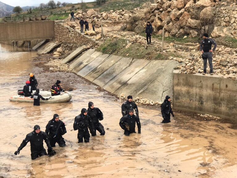 Bataklıkta polislerin zorlu görevi