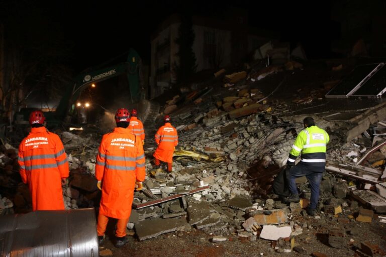 Adıyaman’da yağışa dayanamayan ağır hasarlı bina çöktü