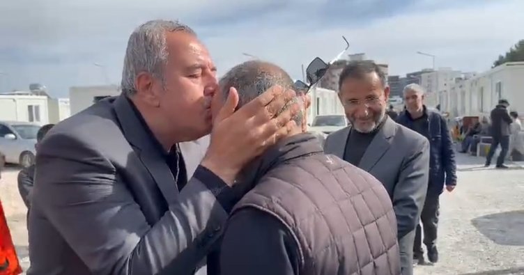 Depremzede Ordu Valisi Tuncay Sonel’i alnından öptü