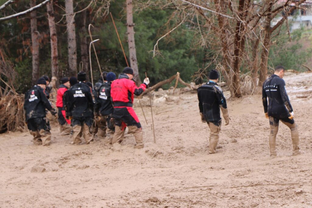 Sel sularına kapılan anne ve kızı aranıyor