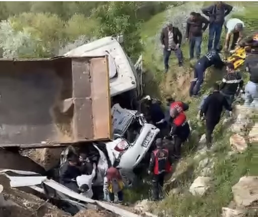 Kahta’da kamyon ile otomobilin çarpıştığı kazada 3 kişi yaralandı