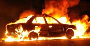 Söke ilçesinde araçları ateşe verdiler