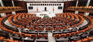 TBMM’de milletvekilleri yemin için kürsüde