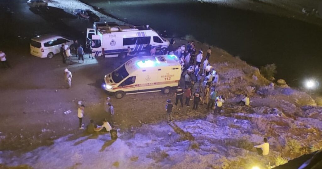 Kahta Çayına serinlemek için  giren genç boğuldu.