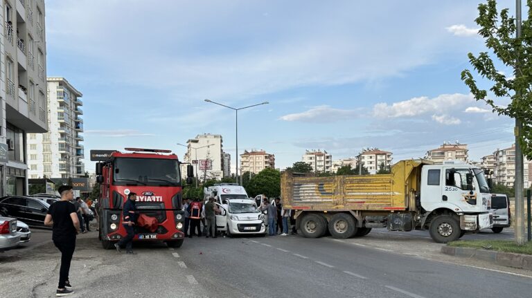 Kahta Adıyaman çıkışında kaza meydana geldi.