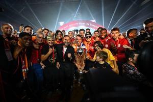 Galatasaray 23. Şampiyonluk Kupasını TFF. Başkanı Büyükekşi Verdi
