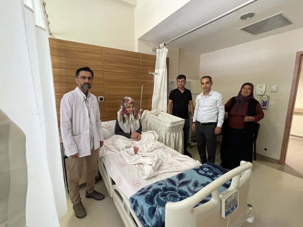 Başhekim Şirik’ten doğum yapan anne ve bebeklerine hediye