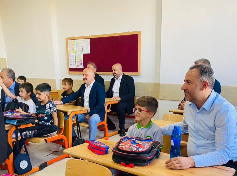 Adıyaman’a getirilen kırtasiye malzemeleri 3 bin 250 öğrenciye dağıtıldı.