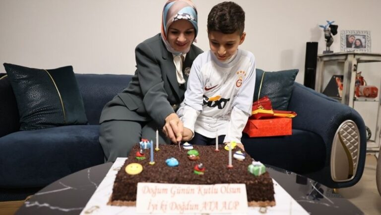 Bakan Göktaş’tan Şehit Yüzbaşı Kocaman’ın oğluna doğum günü sürprizi