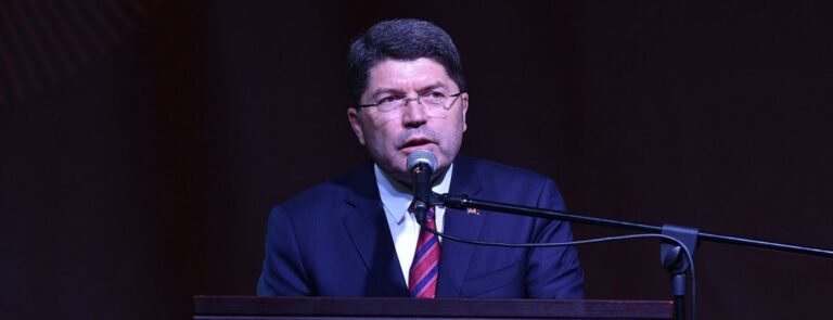 Mahkeme kararlarını bahane ederek sokak hareketi çağrısında bulunmanın yararı yok