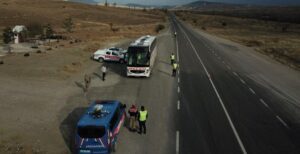 Gümüşhane’de jandarma vatandaş oldu otobüsleri denetledi