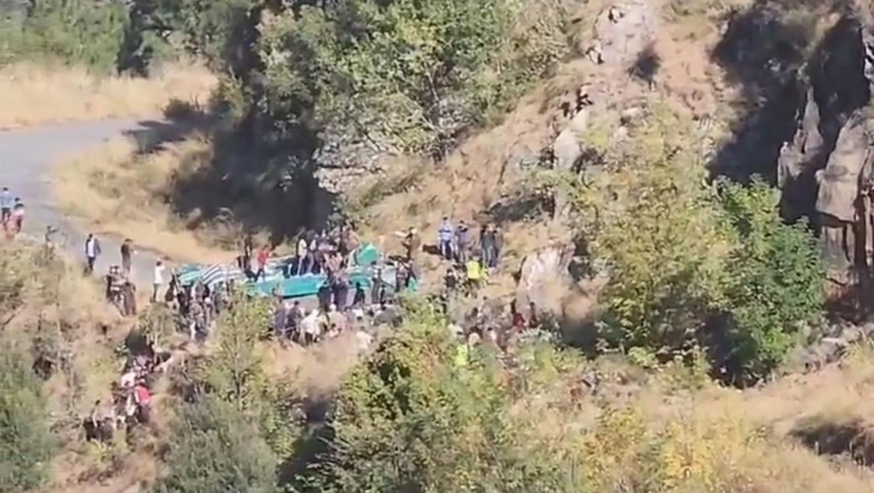 Hindistan’da otobüs vadiye uçtu: 36 ölü, 19 yaralı