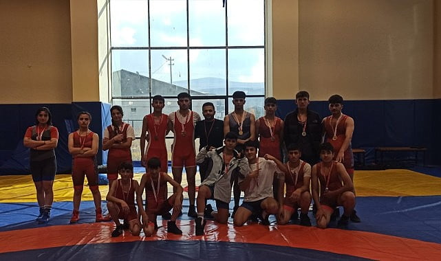 Eyüp Sabri Çarmıklı Anadolu lisesi başarıdan başarıya koşuyor