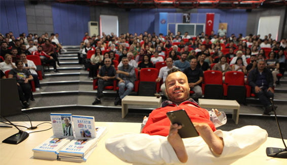 Milli yüzücü Sefa Yurtkölesi Akdeniz Üniversitesi öğrencileriyle bir araya geldi