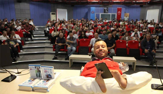 Milli yüzücü Sefa Yurtkölesi Akdeniz Üniversitesi öğrencileriyle bir araya geldi