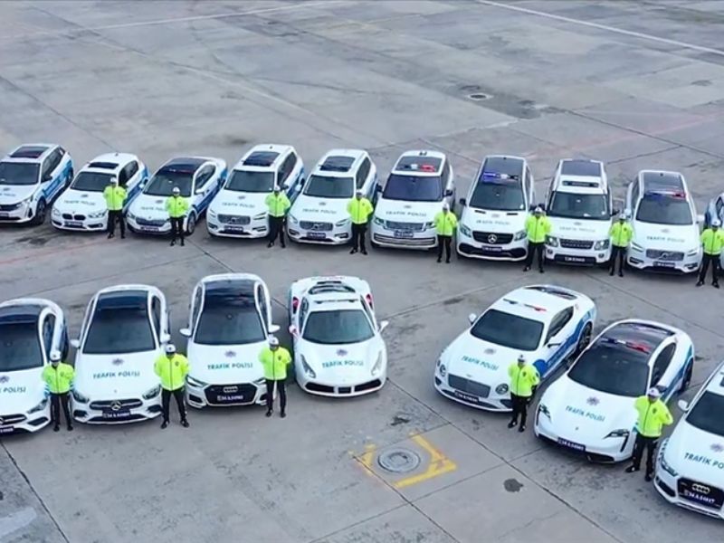 Operasyonlarda Ele Geçirilen 23 Lüks Araç Emniyete Verildi