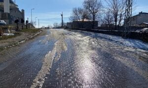 Ardahan’da su kaçağı, yolu buz pistine çevirdi