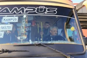 Minibüsün direksiyonuna Vali geçti