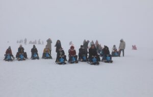 Vali çocuklarla kızak yaptı