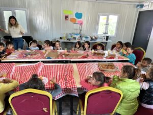 DEPREMDEN ETKİLENEN ÇOCUKLAR İLK KEZ PİZZA İLE TANIŞTI