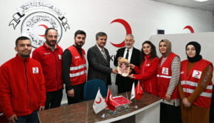 Isparta Belediye Başkanı Başdeğirmen’den Kızılay şubesine ziyaret