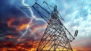 Elektrik direğinde akıma kapılan genç asılı kaldı