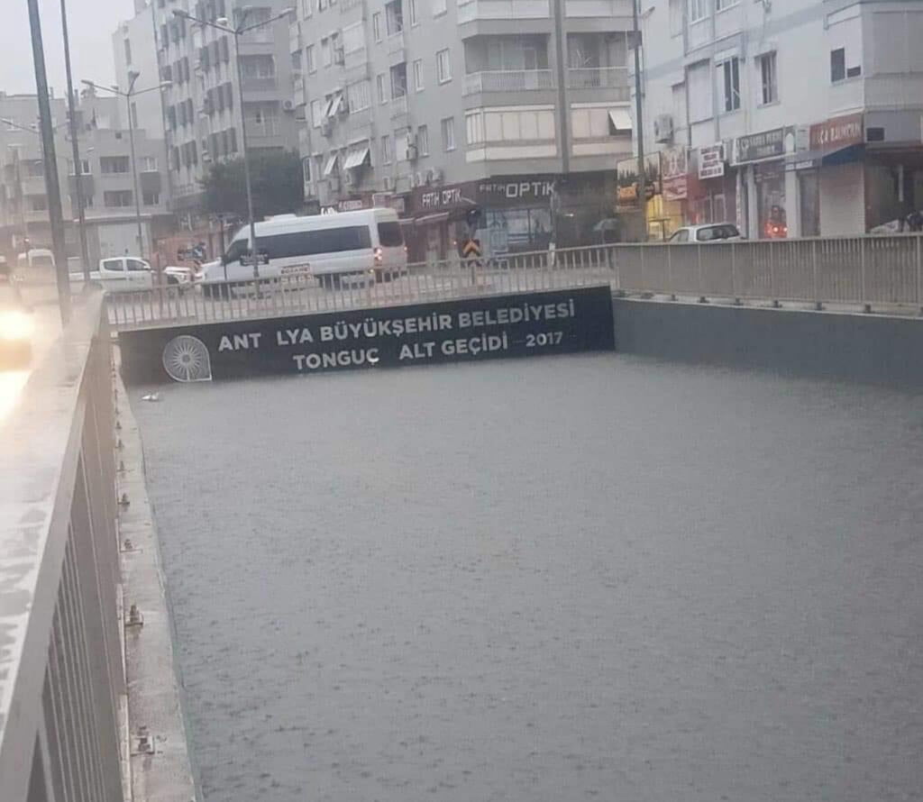 Evleri su bastı, araçlar sürüklendi