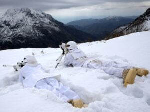 JÖH’lerden 2 Metreyi Bulan Karda Operasyon