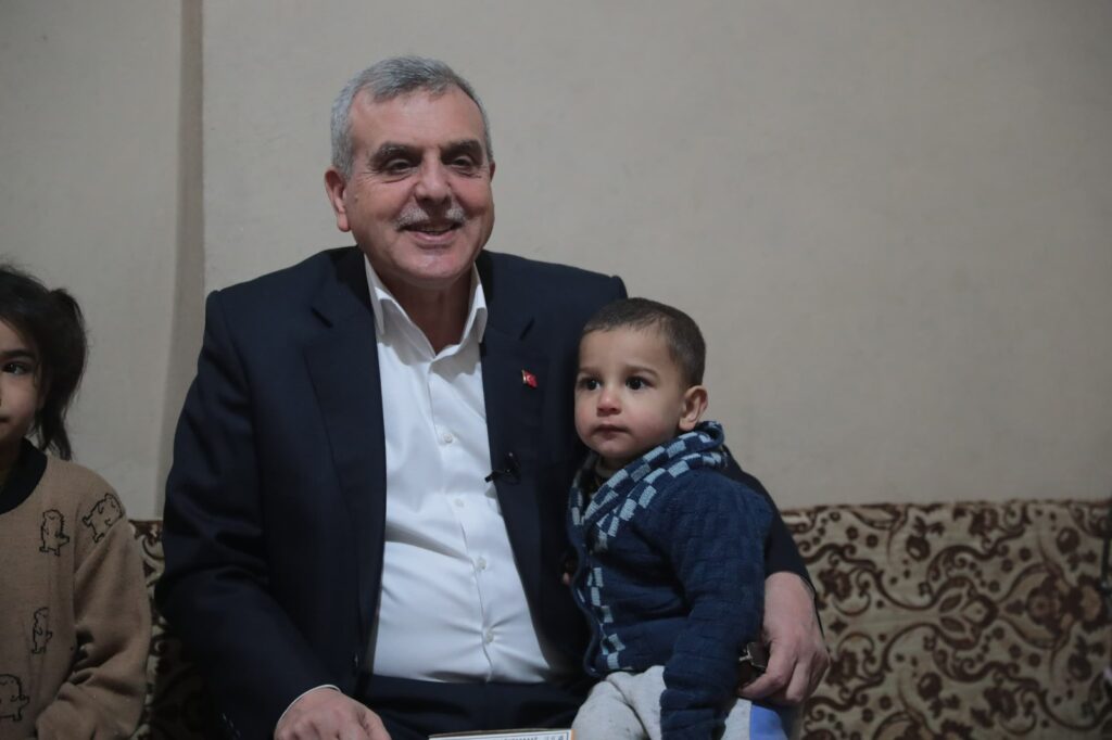 Şanlıurfa Belediye Başkanı Beyazgül’den  4 çocuğuyla  kirada oturan anneye konut imkanı