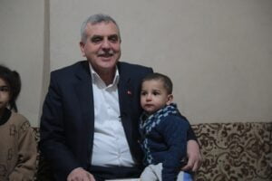 Şanlıurfa Belediye Başkanı Beyazgül’den  4 çocuğuyla  kirada oturan anneye konut imkanı 