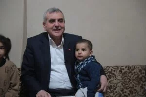 Şanlıurfa Belediye Başkanı Beyazgül’den  4 çocuğuyla  kirada oturan anneye konut imkanı 