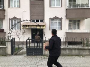 Depremzedelere erzak kolisi desteği