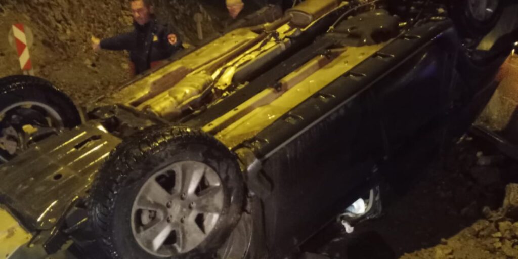 Artvin’de otomobil kaya parçasına çarparak devrildi! 4 yaralı