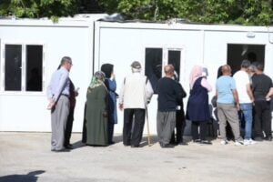 Deprem bölgesinde vatandaşlar sandık başında