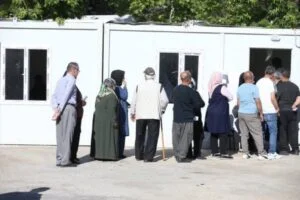 Deprem bölgesinde vatandaşlar sandık başında
