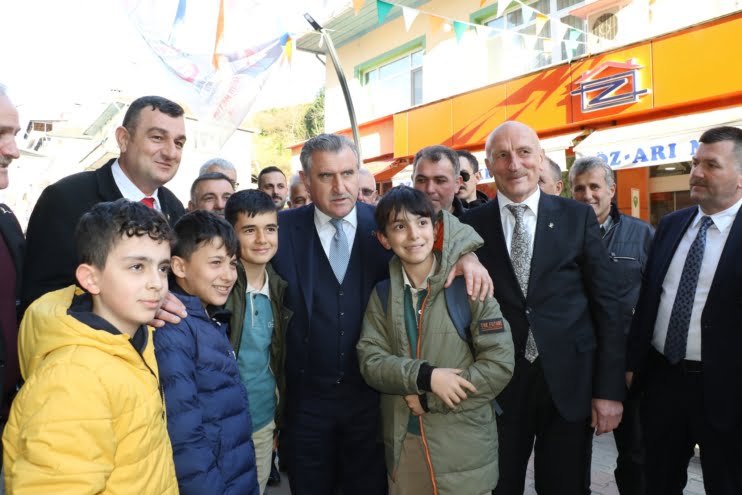 Geliyoruz yeniden, hizmete devam, yola devam