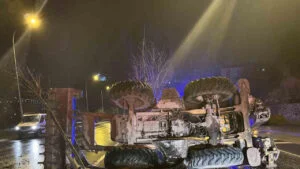 Bariyere çarpan iş makinesi refüje devrildi: 2 yaralı