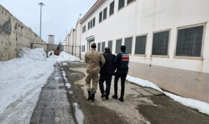 Aranan şahıs ahırda yakalandı