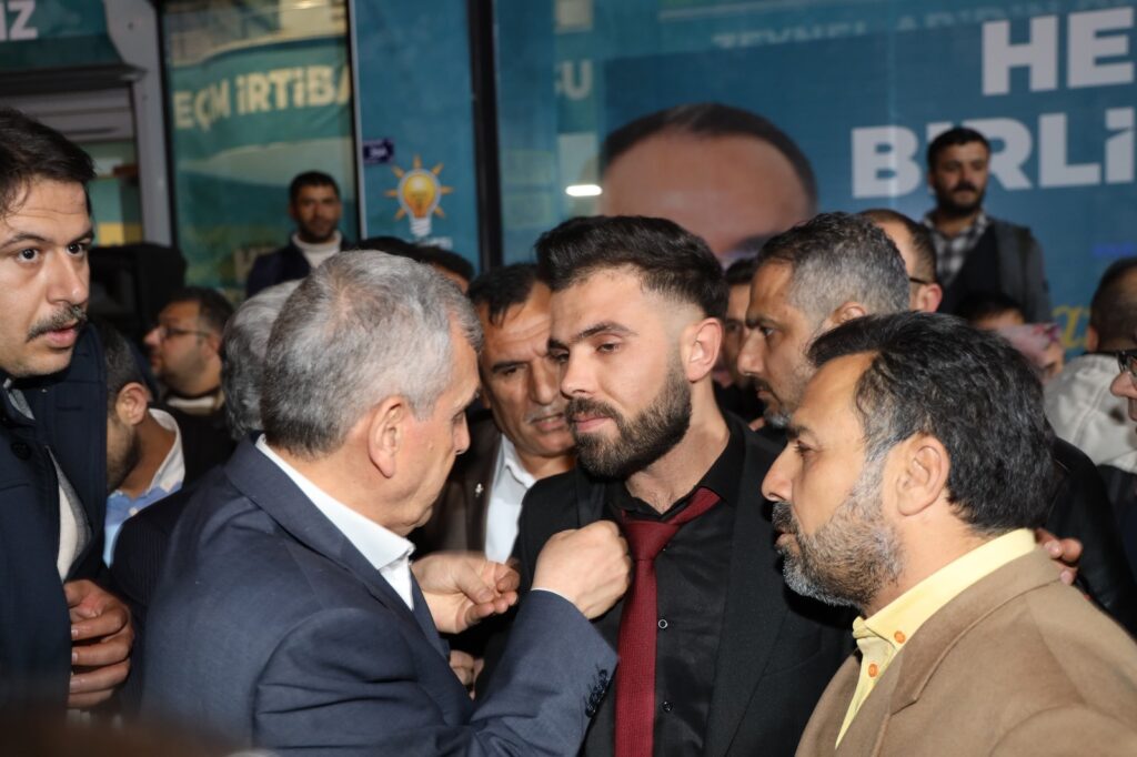 Yeniden Refah Partisi’nden Ak Parti’ye geçen 39 kişiye rozetlerini Beyazgül taktı