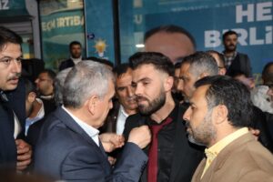 Yeniden Refah Partisi’nden Ak Parti’ye geçen 39 kişiye rozetlerini Beyazgül taktı