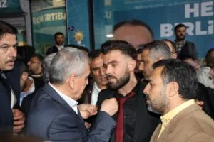 Yeniden Refah Partisi’nden Ak Parti’ye geçen 39 kişiye rozetlerini Beyazgül taktı