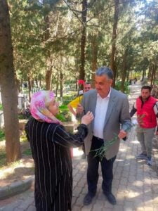 Cebeci’den Mezarlık Ziyaretine Gelenlere Karanfilli Karşılama